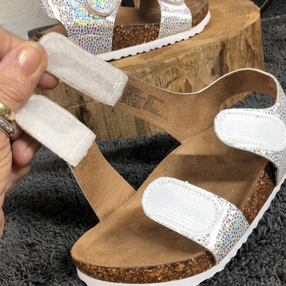 Wonder Nation silver Iridescent sandals size 8 - Picture 4 of 8